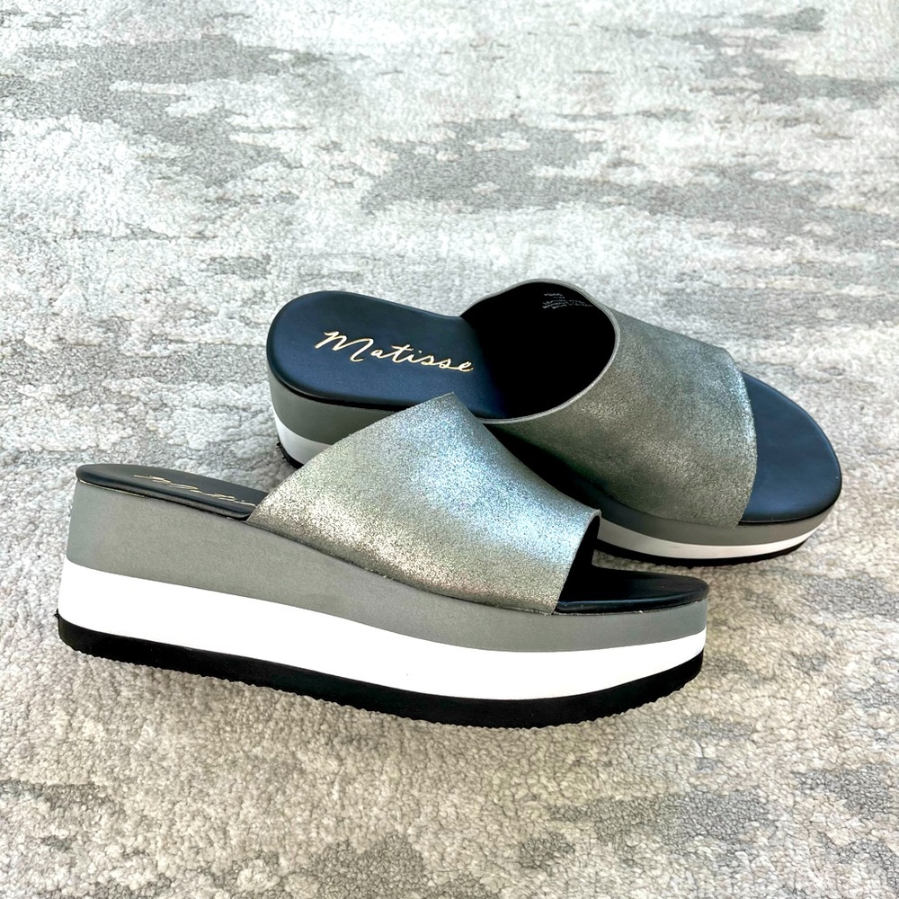 Platform slide. Suede upper, synthetic sole
Heel 2.5" Platform height: 1.5"